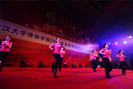 湖北文艺明星志愿者与珞珈学院教职工共庆新春