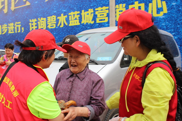 见到义工就像亲人.JPG